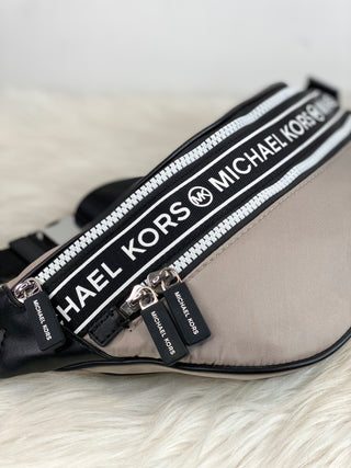 Riñonera Michael Kors Gris hombre con letras blancas